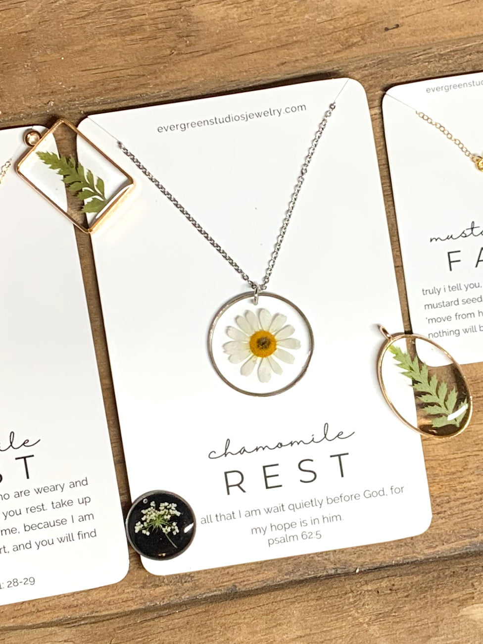 Round Chamomile Flower Necklace